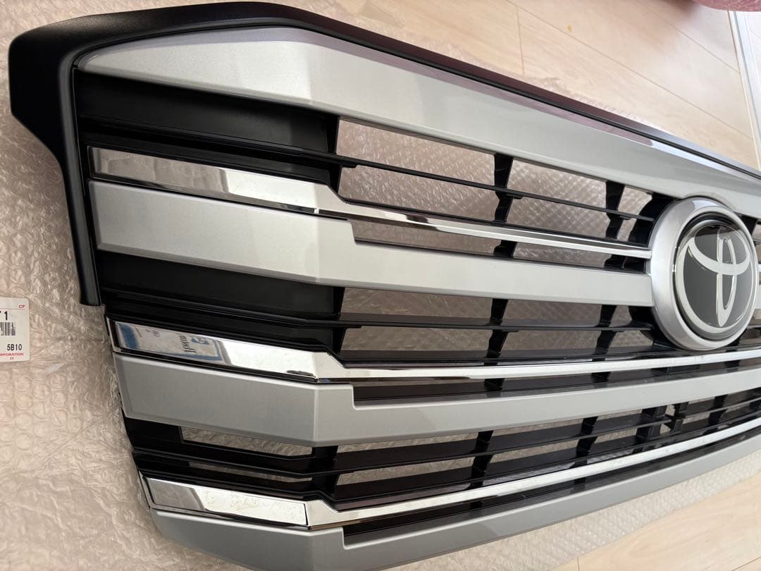 トヨタ　ランドクルーザー300 純正フロントグリル