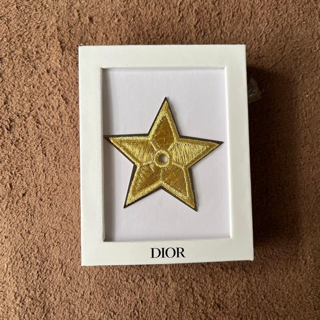 Dior ゴールド 星形ブローチ - メルカリ