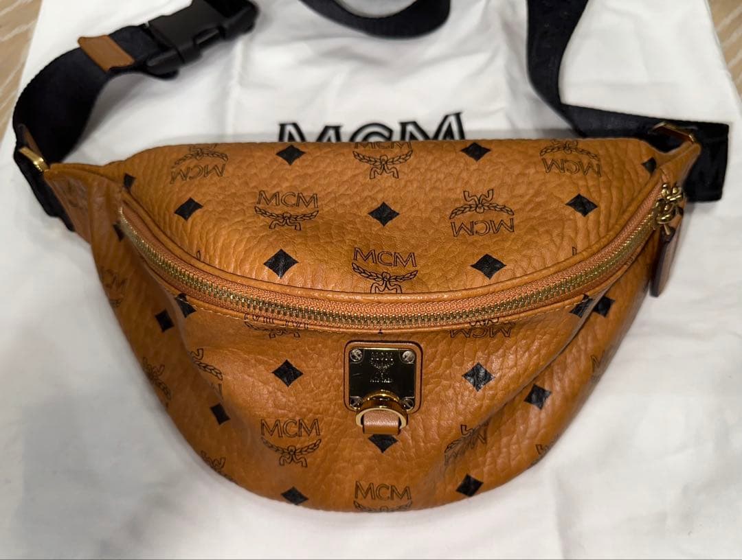 MCM ボディバッグ ブラウン ロゴ入り - メルカリ