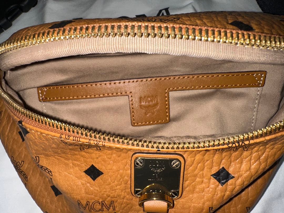 MCM ボディバッグ ブラウン ロゴ入り - メルカリ