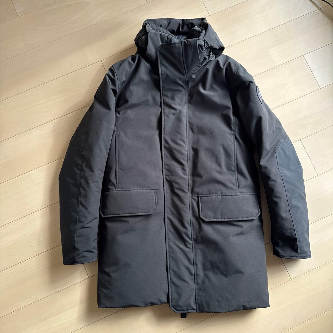   カナダグース　ブラックレーベル　ダウンジャケット ブラックのディスクロゴが映える―＜カナダグース＞「ブラックレーベル