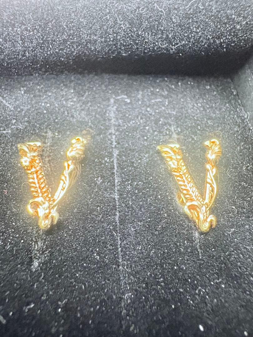 定価35000 使用2回のみ　極美品！！！ ヴェルサーチ　v字ピアス(両耳用) 定価35000 使用2回のみ 極美品！！！ ヴェルサーチ v字ピアス(両耳用