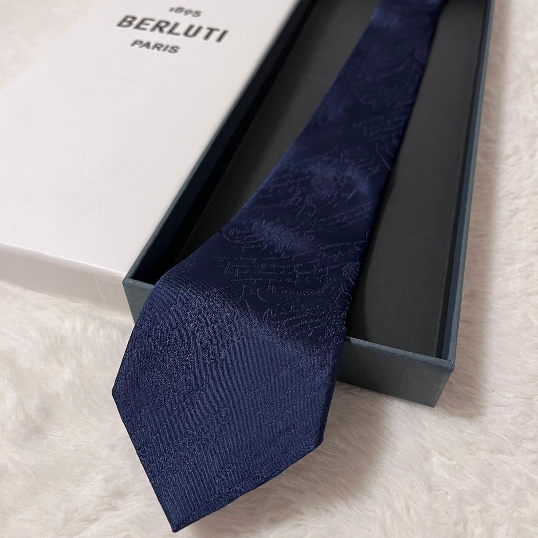 極美品！BERLUTI ベルルッティ カリグラフィ柄 ナロータイ ネイビー