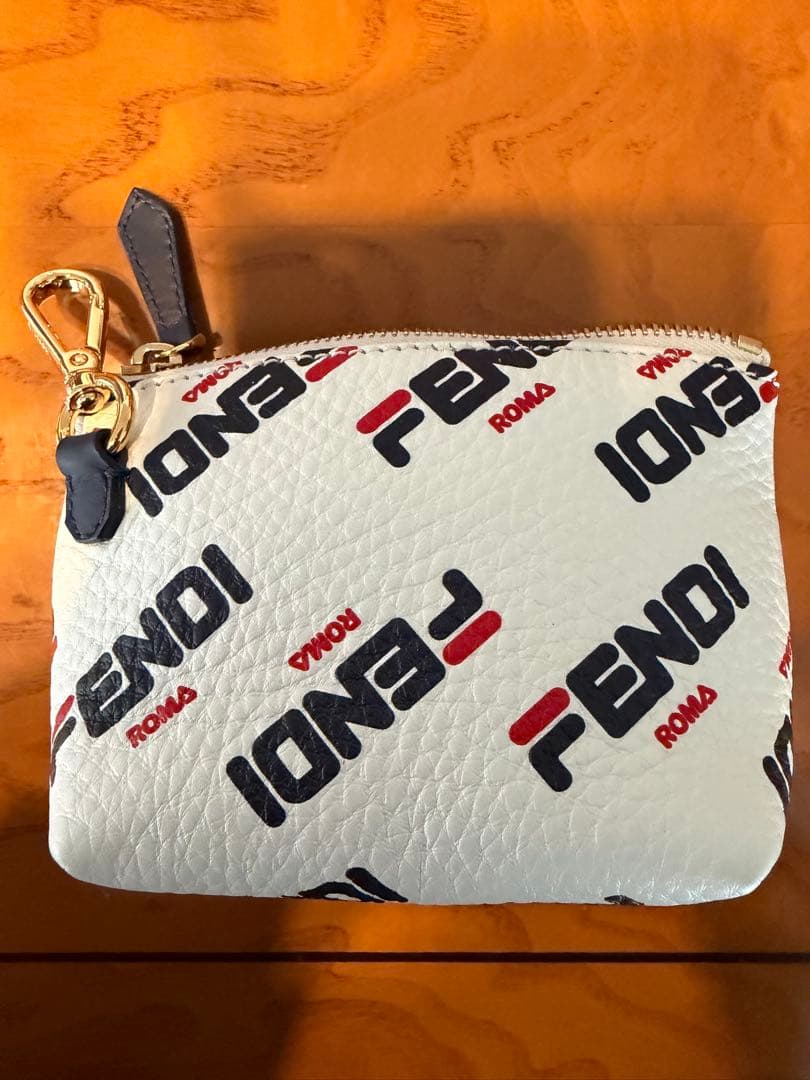 FENDI ロゴプリント ポーチ - メルカリ
