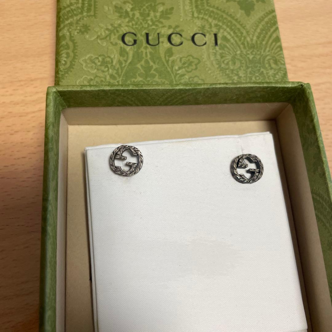 GUCCI シルバー ロゴ入りスタッドピアス