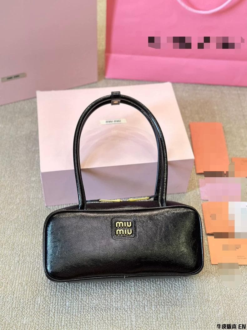 MIU MIU ブラックレザーショルダーバッグ - メルカリ