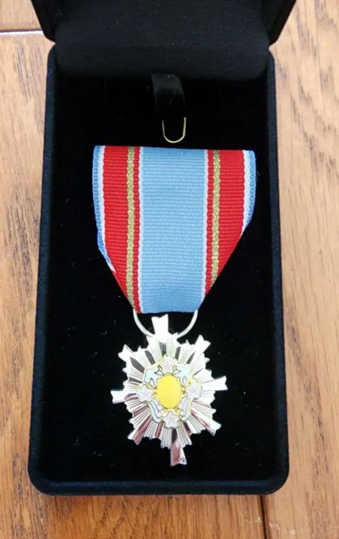 第4級防衛功労章災害派遣等の行動、箱は画像のベルベット