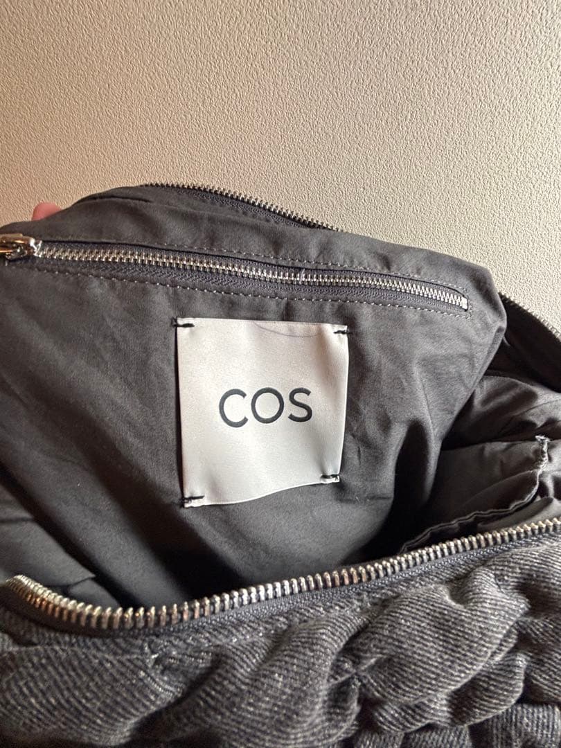 COS オーバーサイズ キルトショルダーバッグ グレー - メルカリ