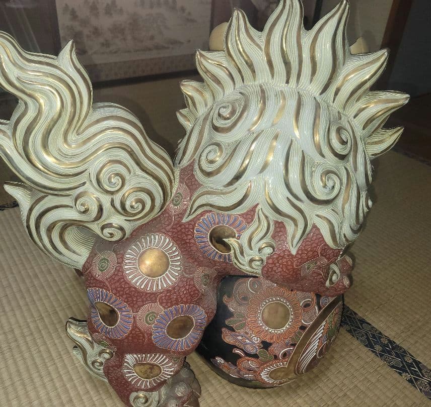 大型置物 九谷焼 大吉窯 玉乗り獅子 狛犬 シーサー風 赤絵 金彩 置物