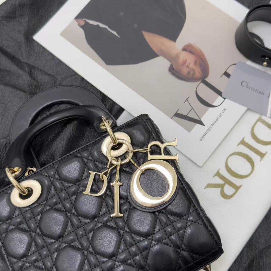 ロゴチャーム ラムスキン ショルダー 24時間以内発送 - メルカリ