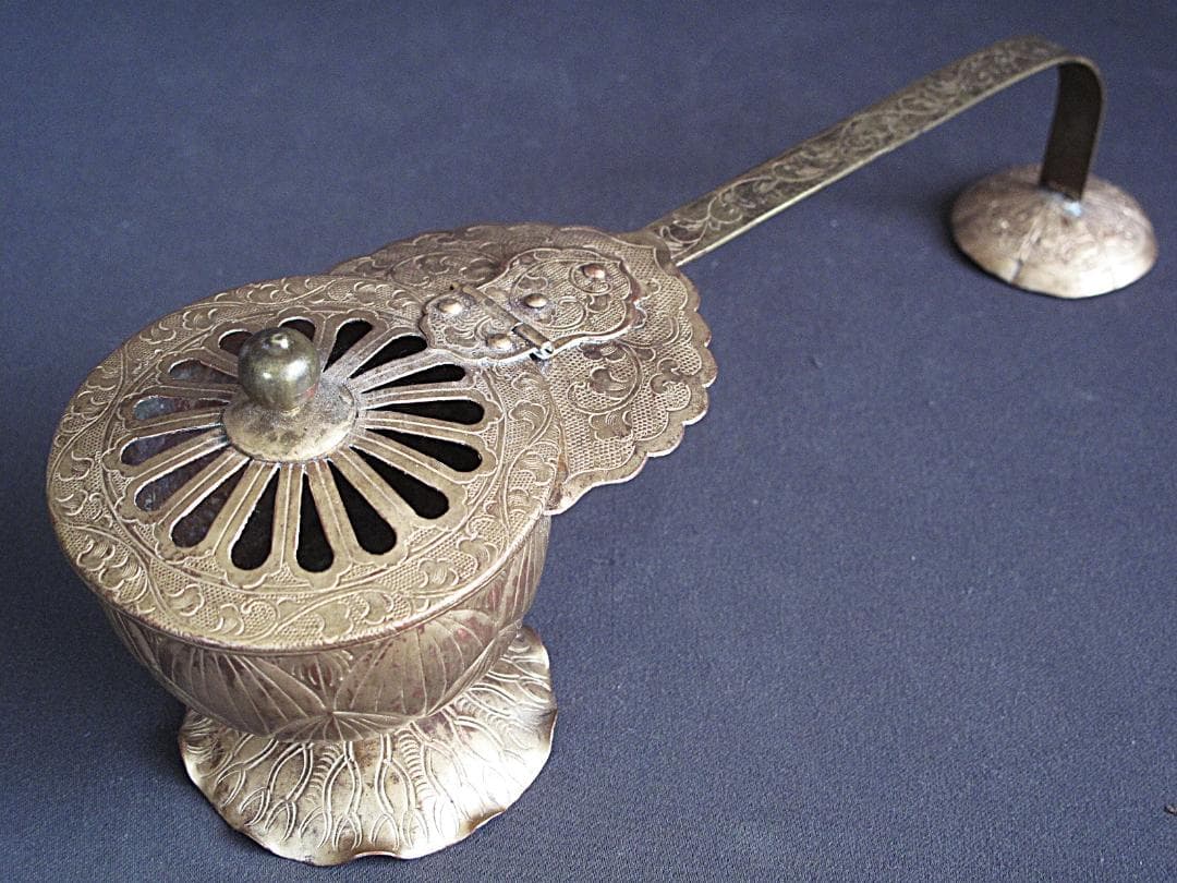 時代!! 法具『柄香炉』仏具 長29㎝ 楽天市場】【密教法具 寺院用仏具】 蓮華型柄香炉 真鍮製 長さ32.5cm