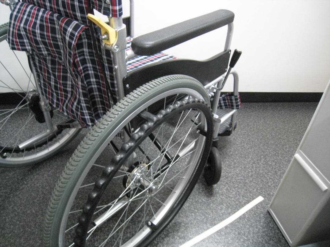 【送料無料】自走式車椅子 ノーパンク 日進医療器 NEO-1　⑭