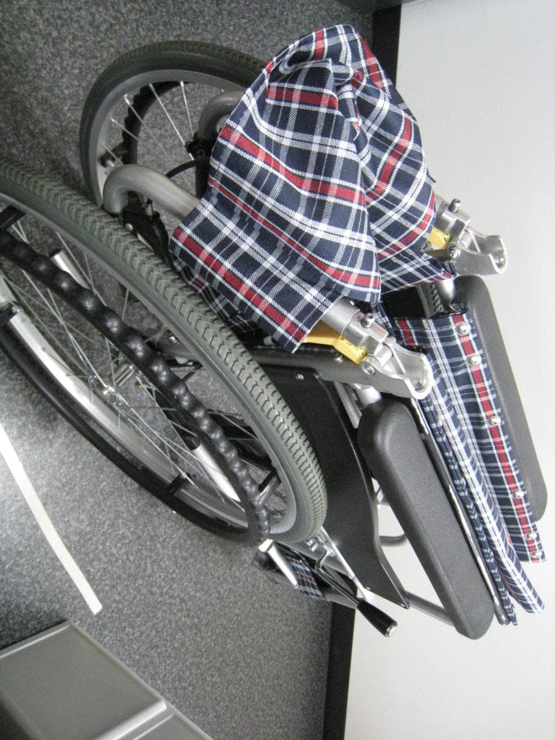 【送料無料】自走式車椅子 ノーパンク 日進医療器 NEO-1　⑭