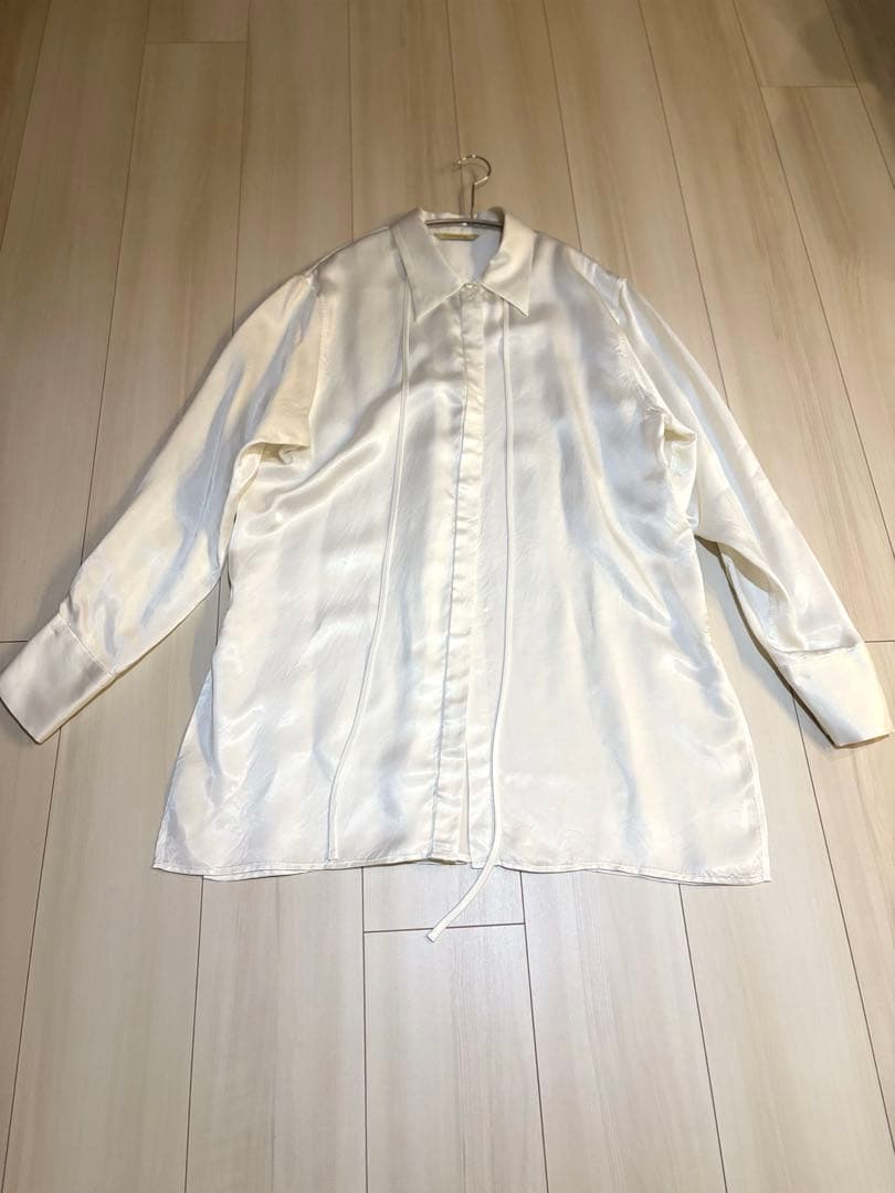 【新品未使用】カレンソロジー 今期 キュプラサテンシャツ ホワイト