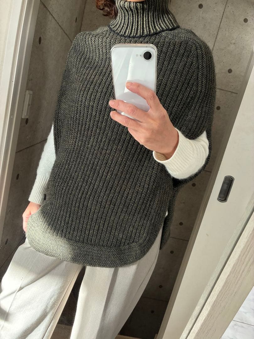 グッチ　アルパカニットポンチョ　カーキ　ブラック