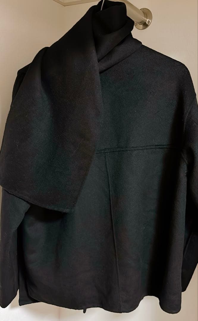 ゆ*う様 ZARA 2025A/W新作 ウールショートスカーフコート 黒 - メルカリ