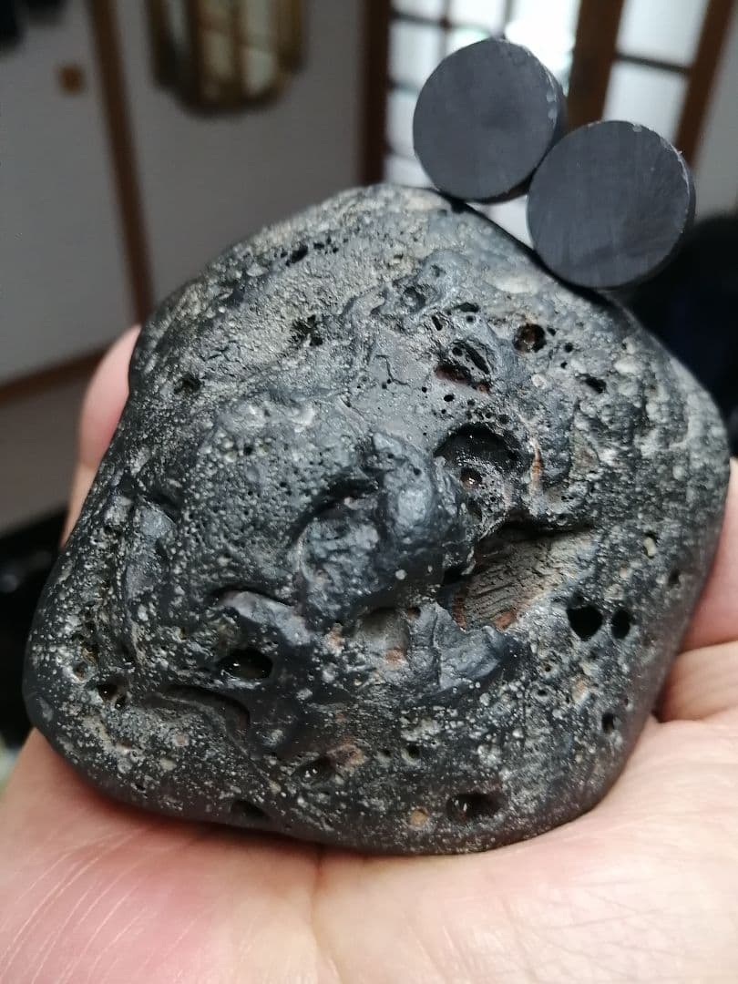 ☆大きい『鉄隕石』原石採取品。重量1.2kg。かなりの重量があります