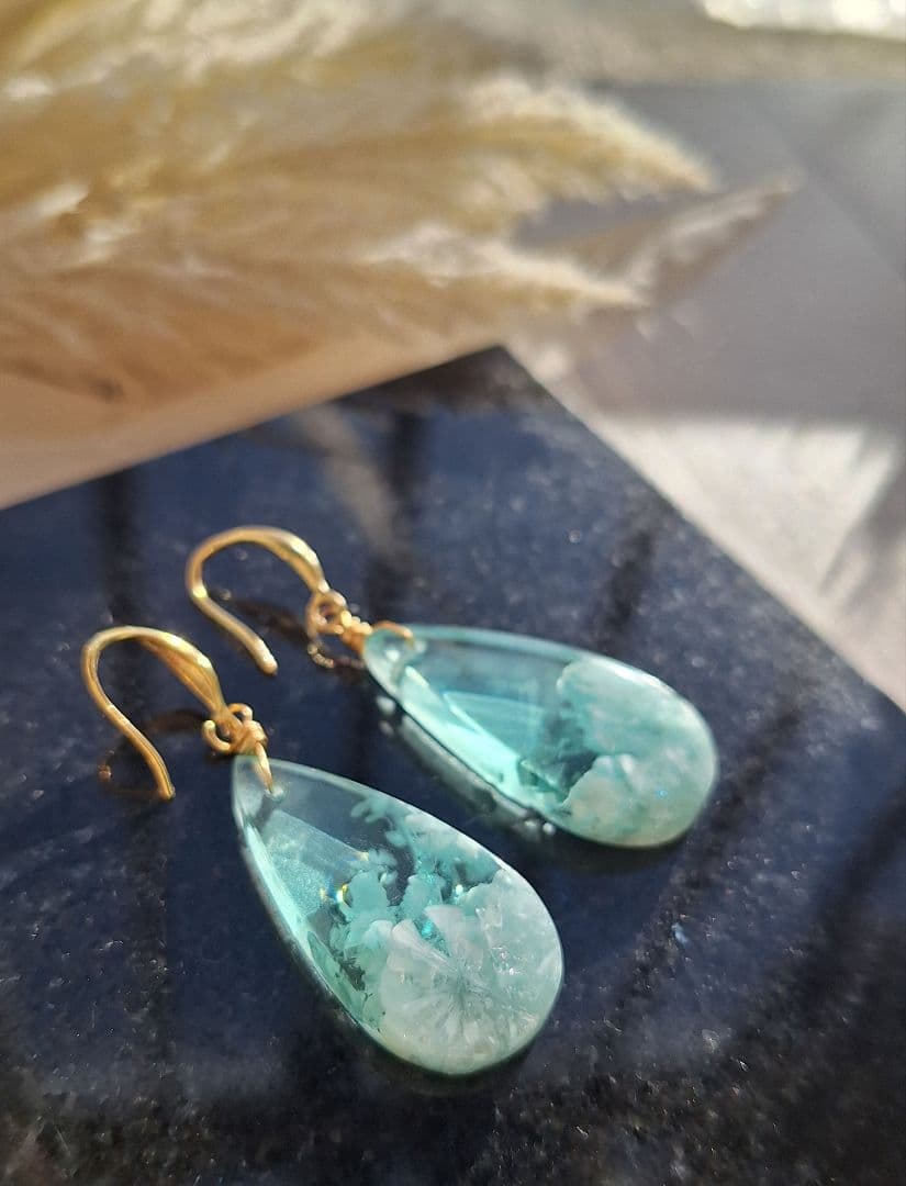 ハニーフラット*14kgfヘミモルファイト　雪花模様　ピアス