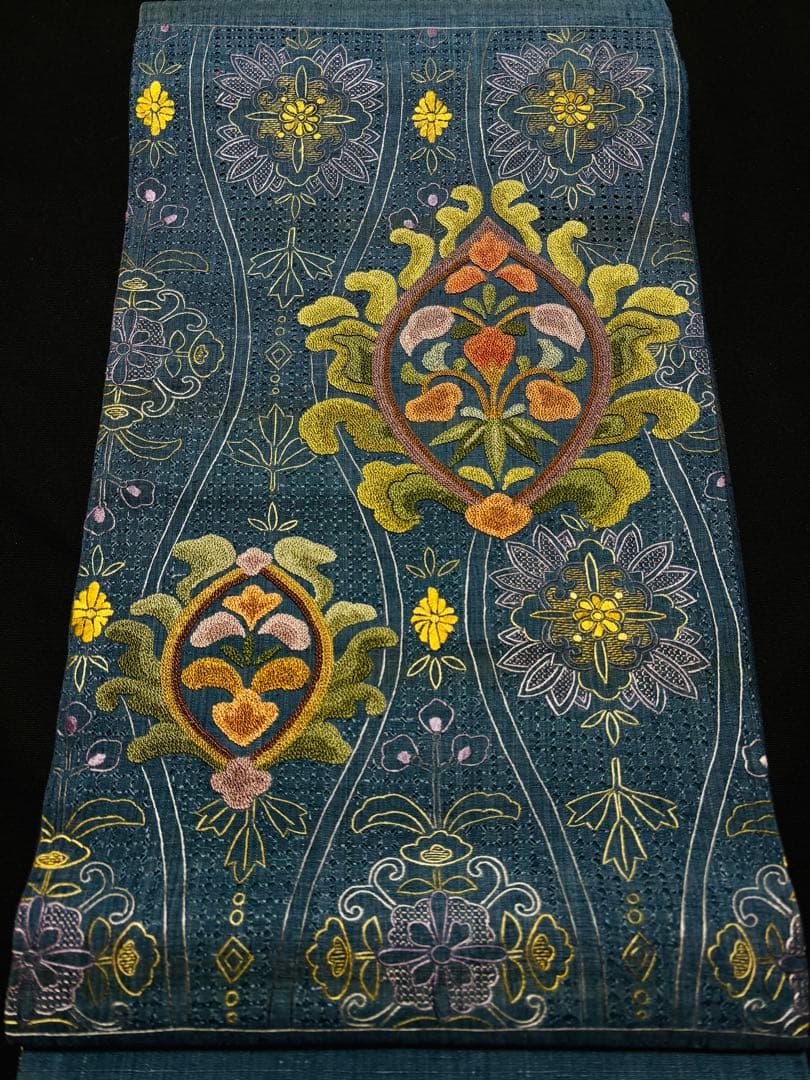 未使用品】袋帯 細かな相良刺繍 花草紬地 お太鼓柄 藍色 - メルカリ