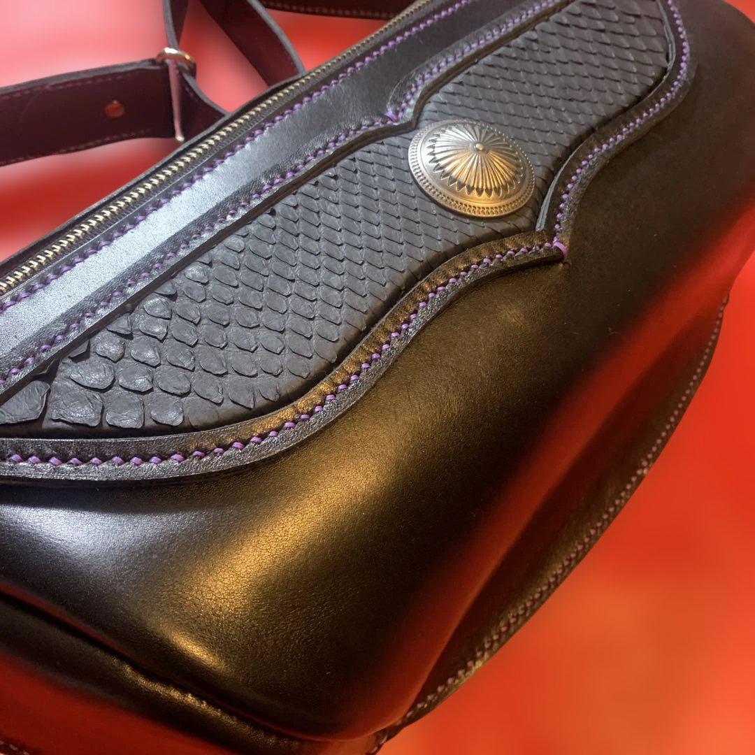 ハンドメイドレザークラフト牛革黒色ブラックパイソンボディ肩掛け