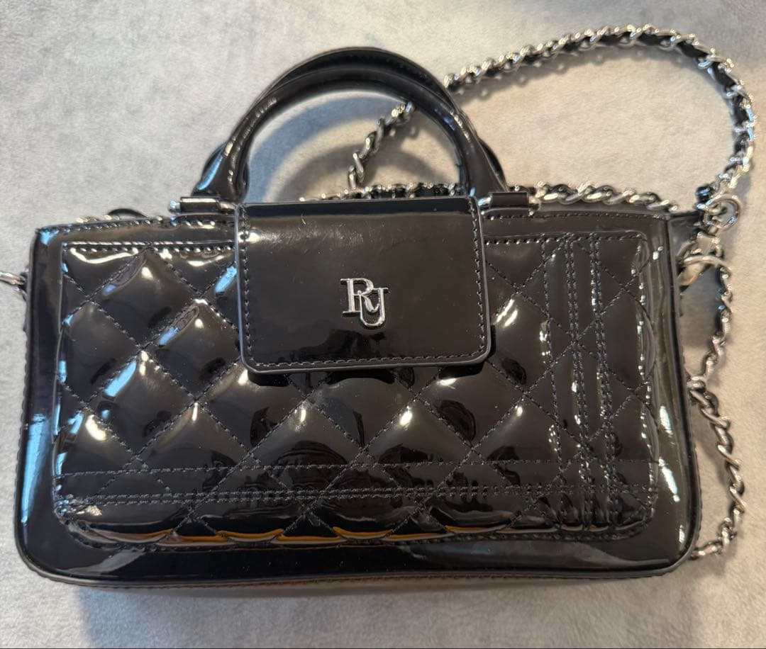 Riu エナメルフォーンバッグ - メルカリ