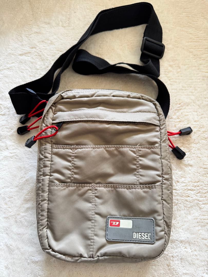 DIESEL ショルダーバッグ ベージュ サコッシュ - メルカリ