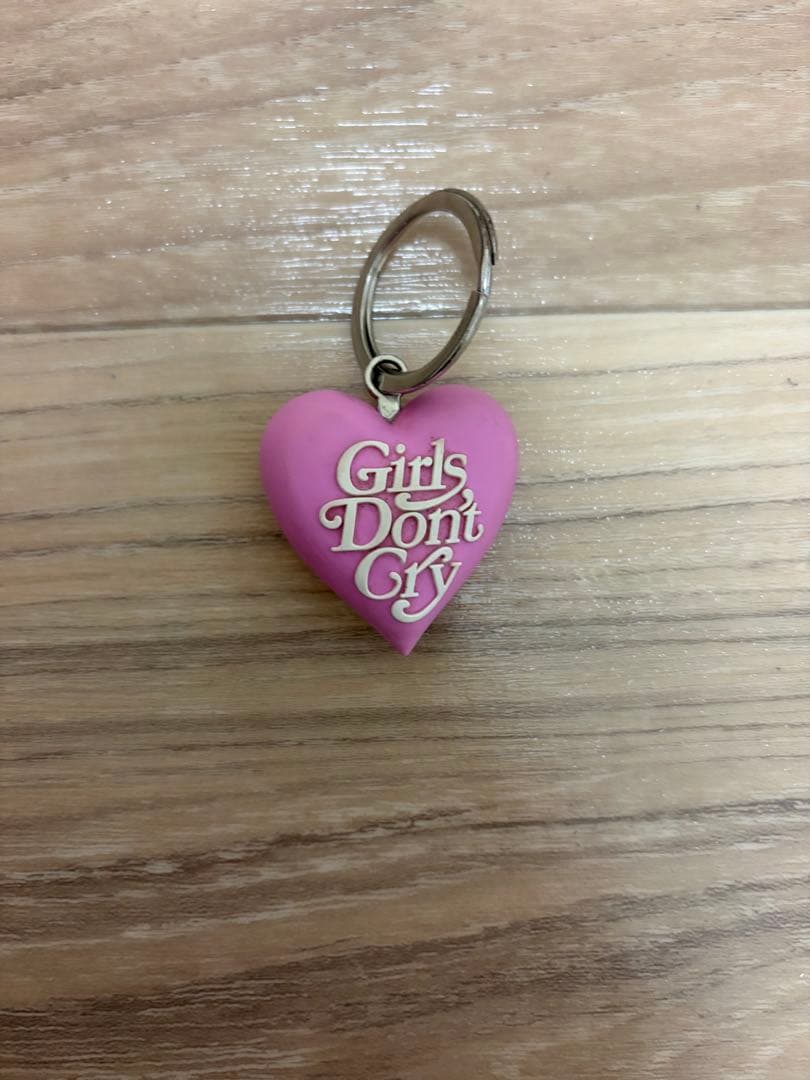 Girls Don't Cry ハート型キーホルダー - メルカリ