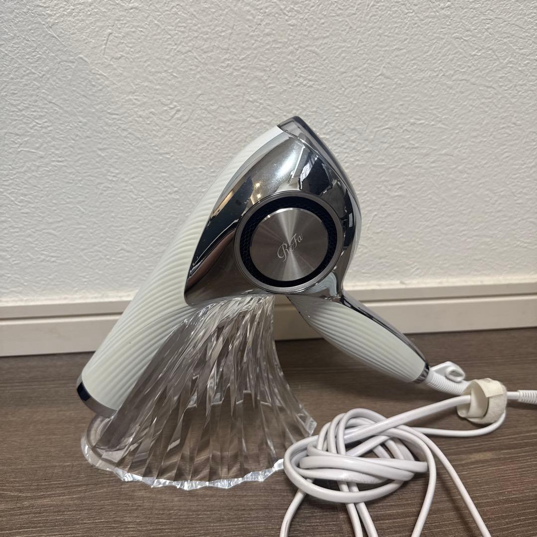 リファ ヘアドライヤー ホワイト（スタンド付き） - メルカリ
