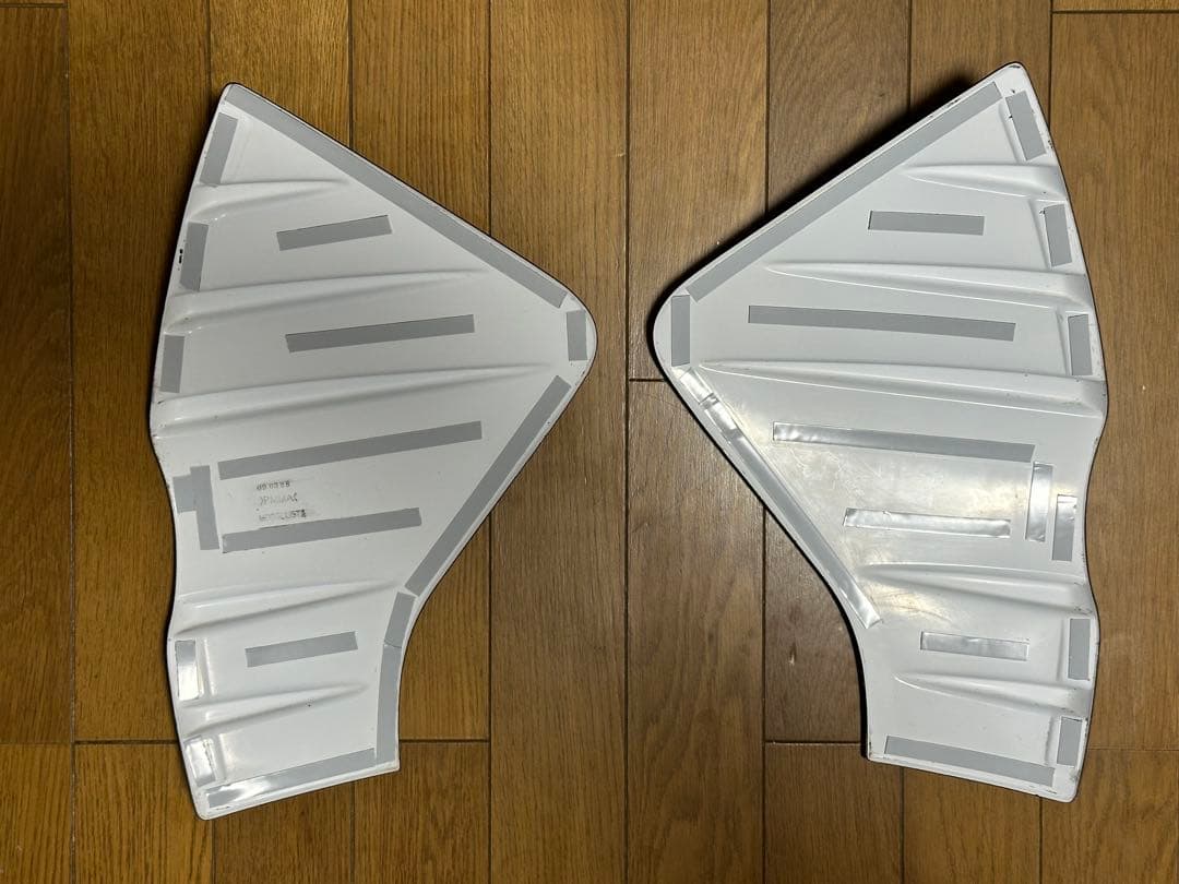 プリウスα用モデリスタ製リアランプカバー黒ハイブリッドエンブレム付dai