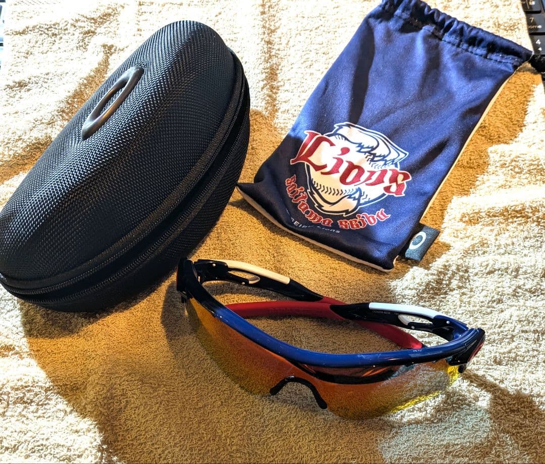 オークリー レーダーロックパス 埼玉西武ライオンズ レンズはレッド