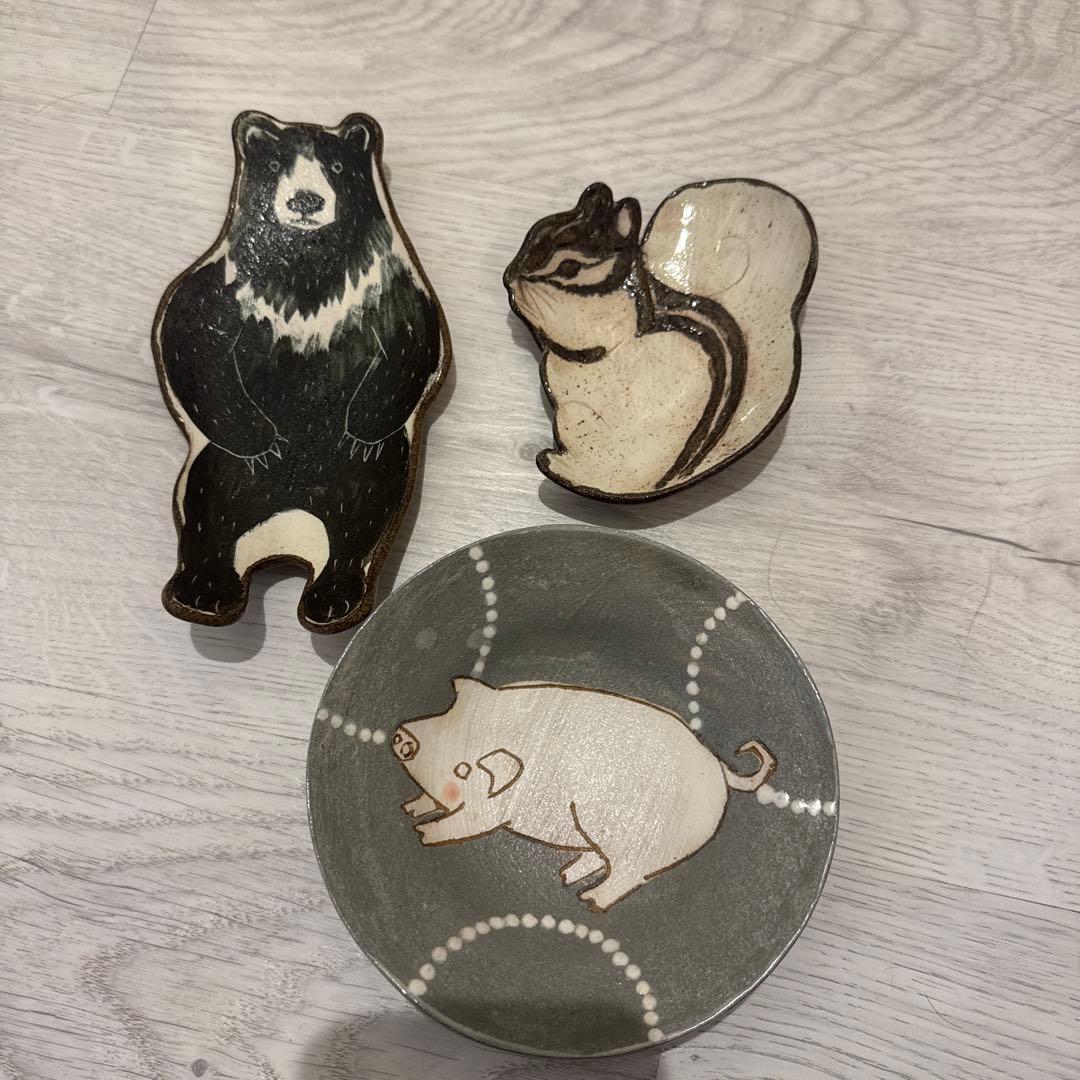 矢板さんのクマとリスの形状の陶器製プレート くまにリスに青い鳥♪ 陶芸作家・矢板緑さんのほっこりかわいい器をご