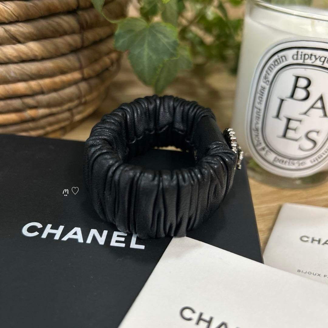 CHANELシャネル　ラインストーン　ココマークラムレザーシュシュ　ヘアゴム