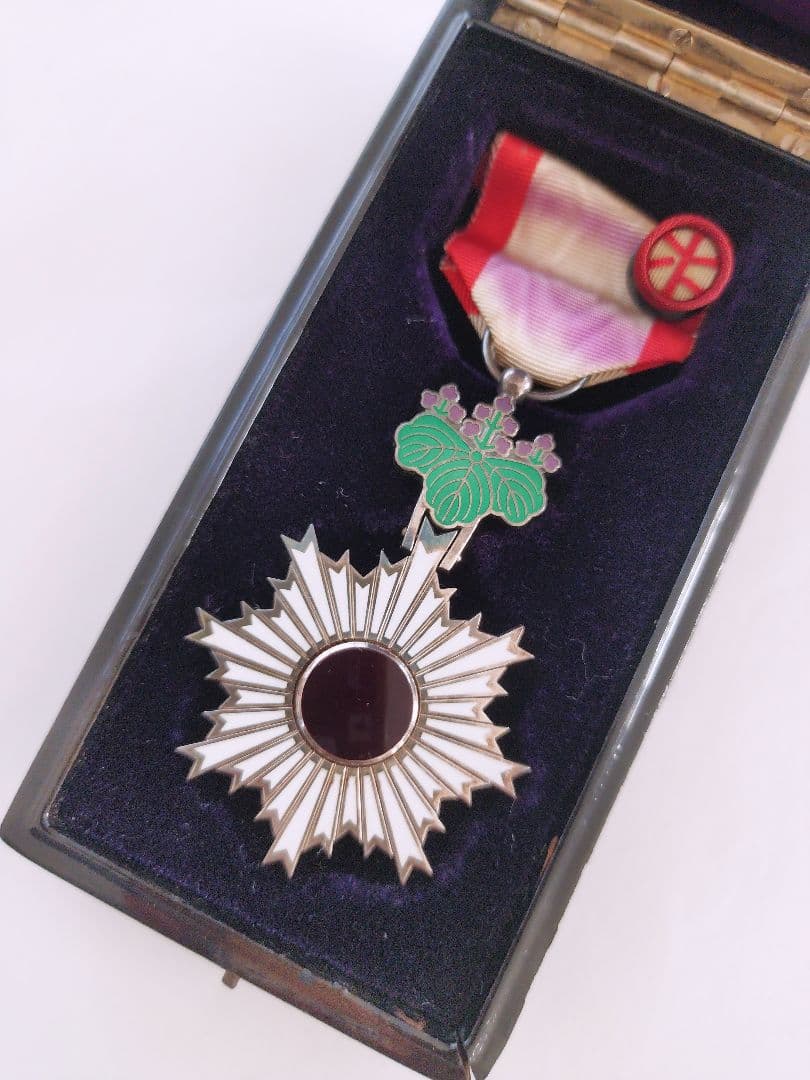 勲六等単光旭日章 旧日本軍 金文字共箱付 勲章