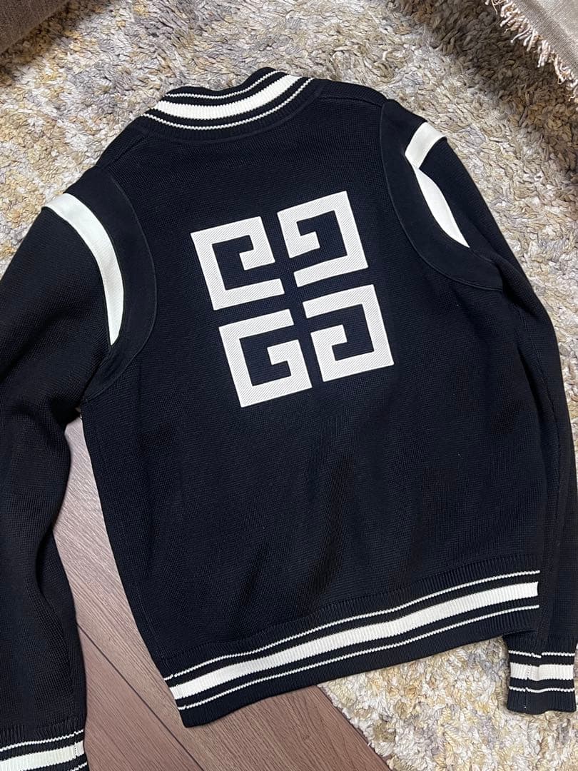 GIVENCHY ブラックスタジャン