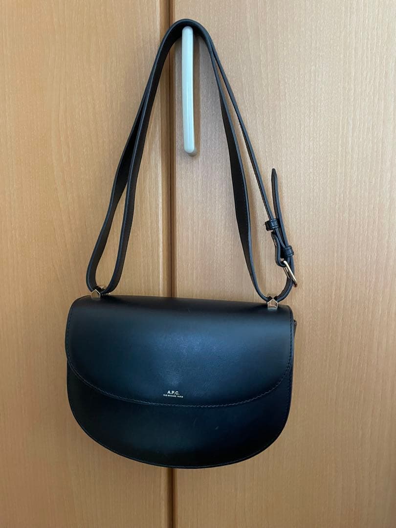 【A.P.C】 SAC GENEVE 牛革　黒　ブラック　ショルダー　レザー A.P.C.（アーペーセー） ショルダーバッグ バッグ SAC GENEVE