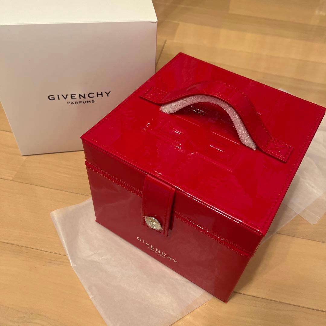 ジバンシー ノベルティ バニティポーチ レッド 限定 伊勢丹 - メルカリ