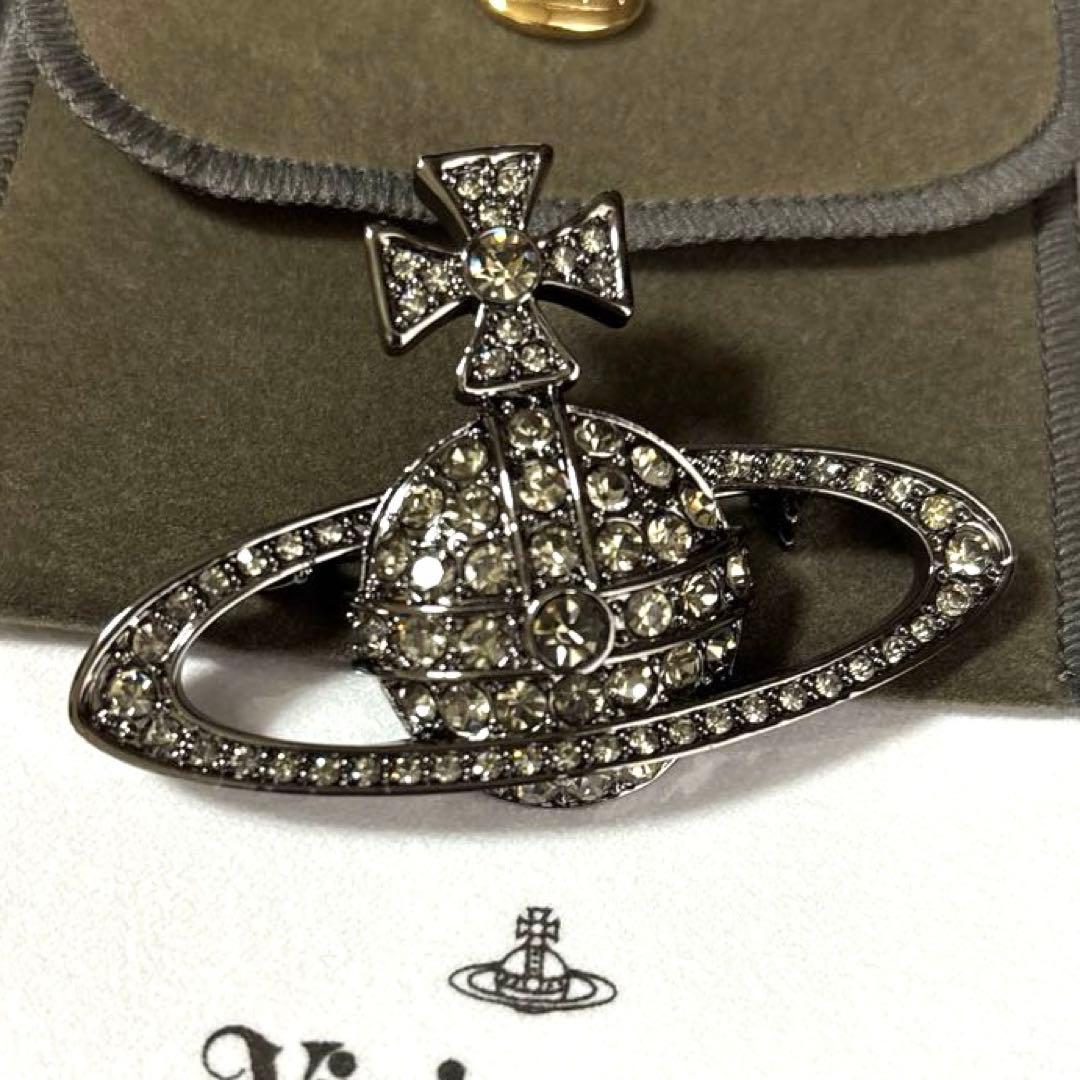 Vivienne Westwood クリスタルブローチ - メルカリ