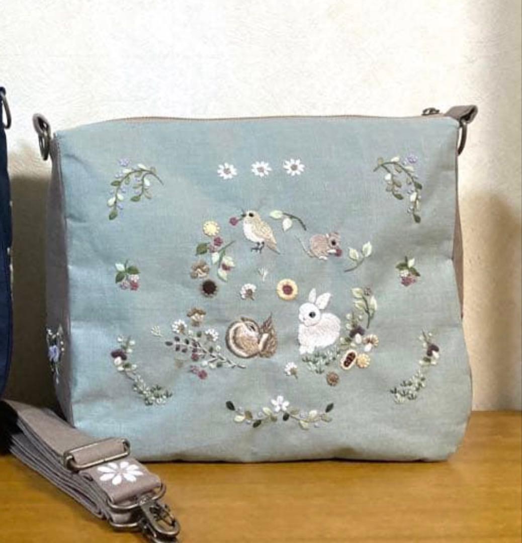 ハンドメイド手刺繍バッグ　ショルダーバッグ うさぎとりんご ショルダーバッグ 手刺繍 | Lapin-cmm〜うさぎの手