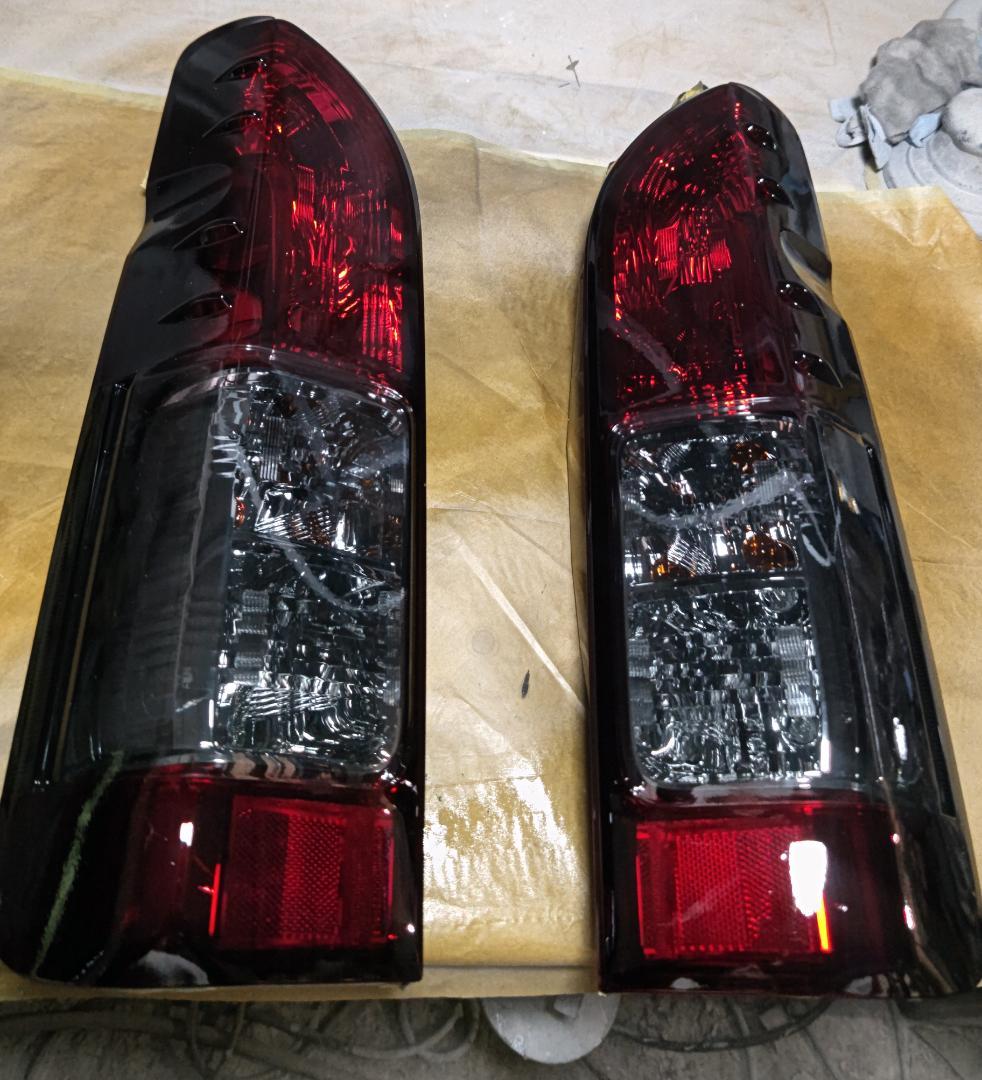 ハイエース200系新車外し純正テールベースキャンディーBK