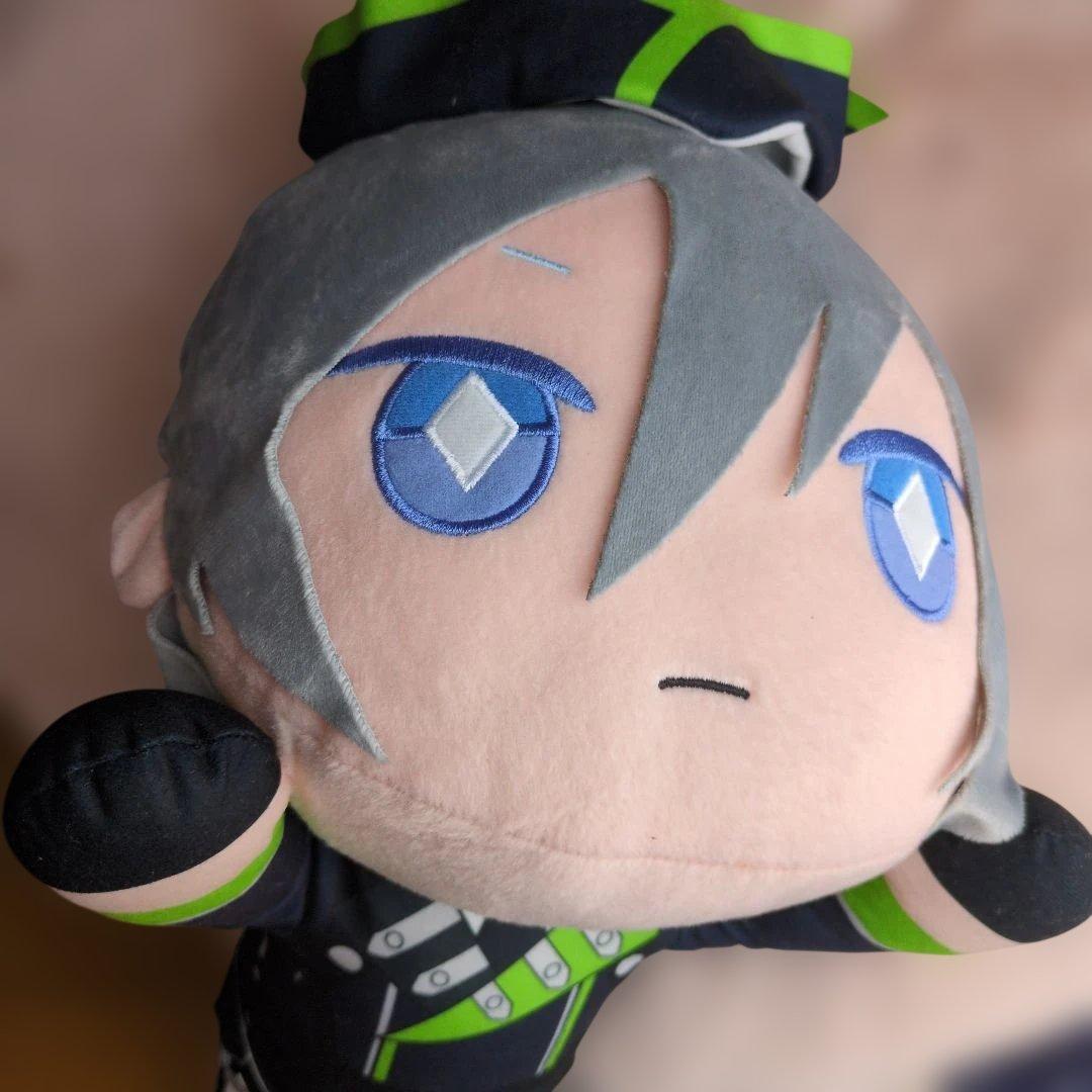 ツイステ シルバー メガジャンボ寝そべり ぬいぐるみ - メルカリ