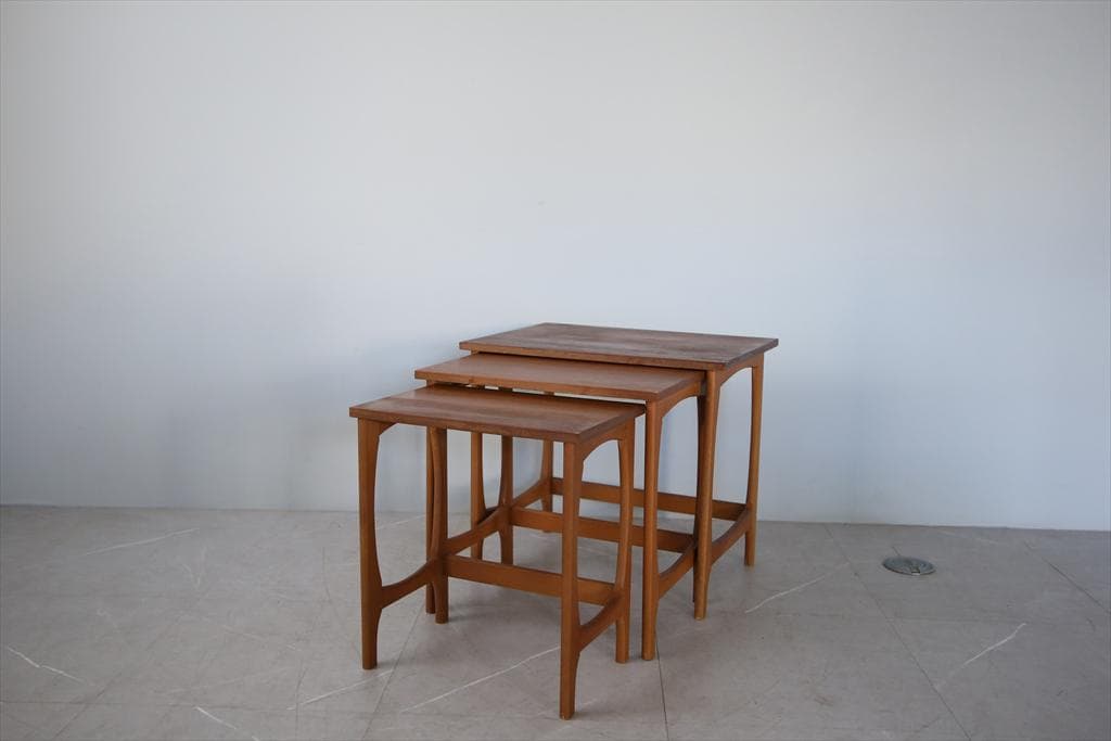 英国アンティーク木製ネストテーブル3台/収納式机/飾り棚/花台(92-57) 英国アンティーク木製ネストテーブル3台/収納式机/飾り棚/花台(92-252