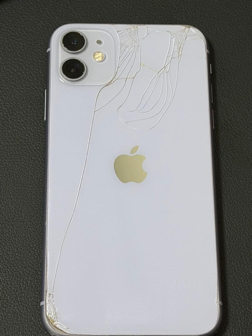 ジャンク品】Apple iPhone 11 本体 背面ひび割れあり - メルカリ