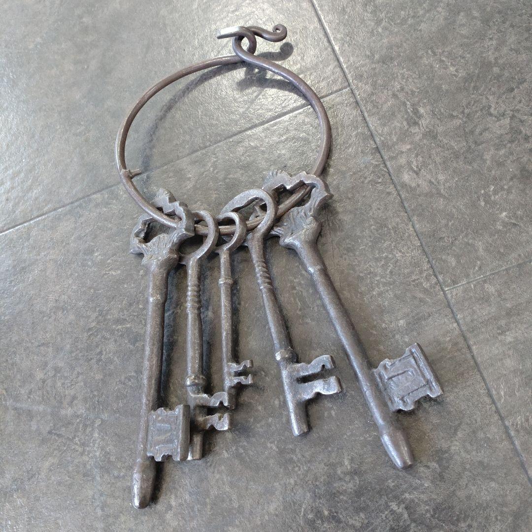 アンティーク 鍵束】鉄製鍵束 重厚感 古道具 オブジェ - メルカリ