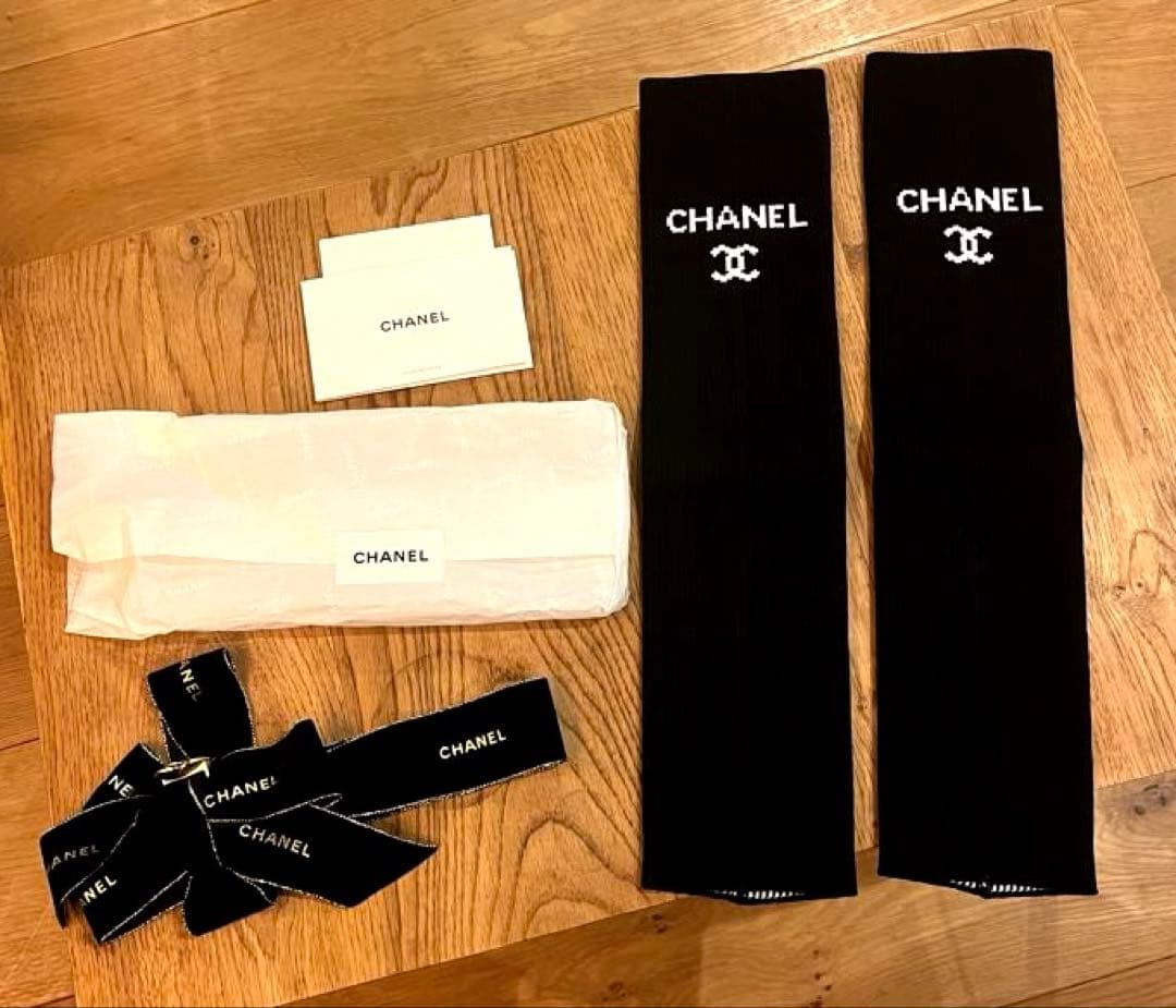 CHANEL シャネル 　レッグウォーマー 黒 ロゴ入り 2024年 クルーズコレクション 新作 CHANEL シャネル ココマーク ロゴ
