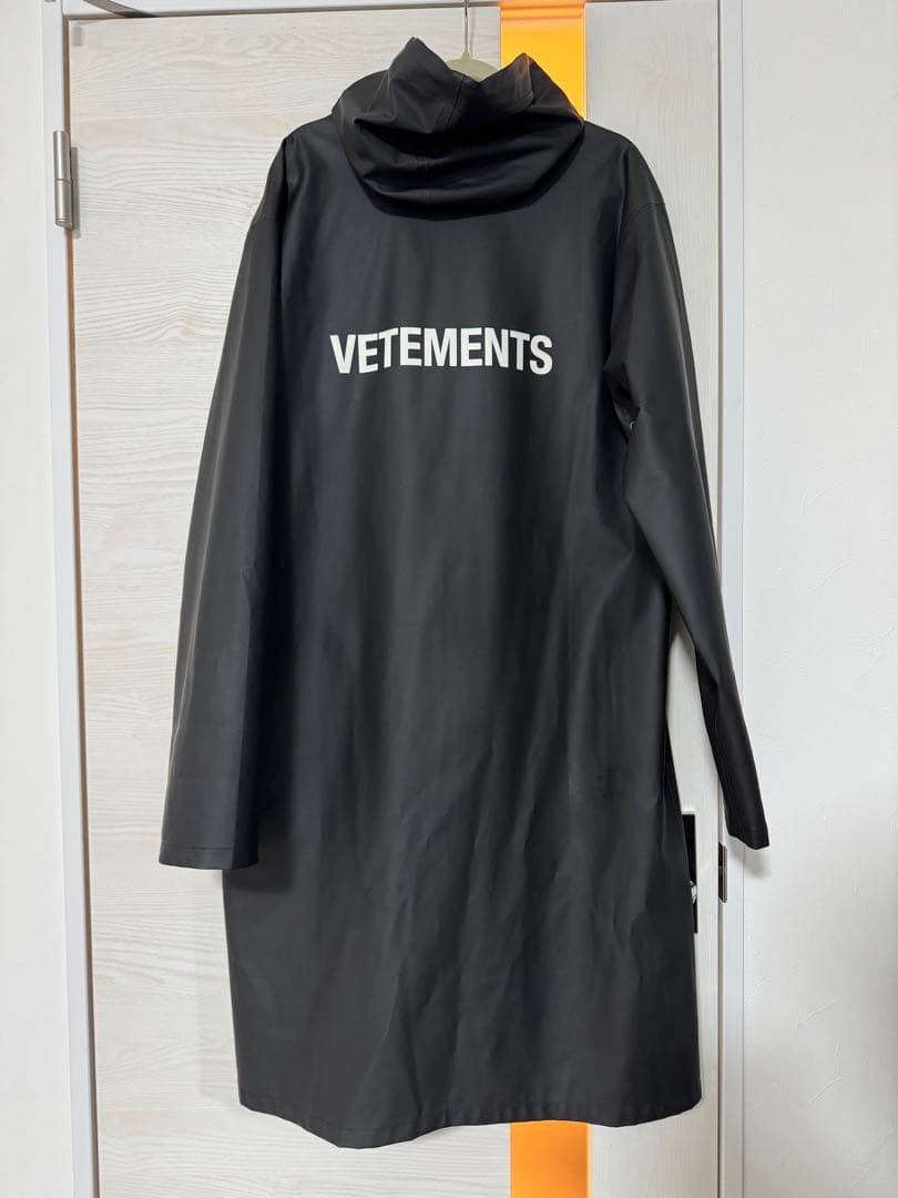 VETEMENTS ブラック レインコート - メルカリ