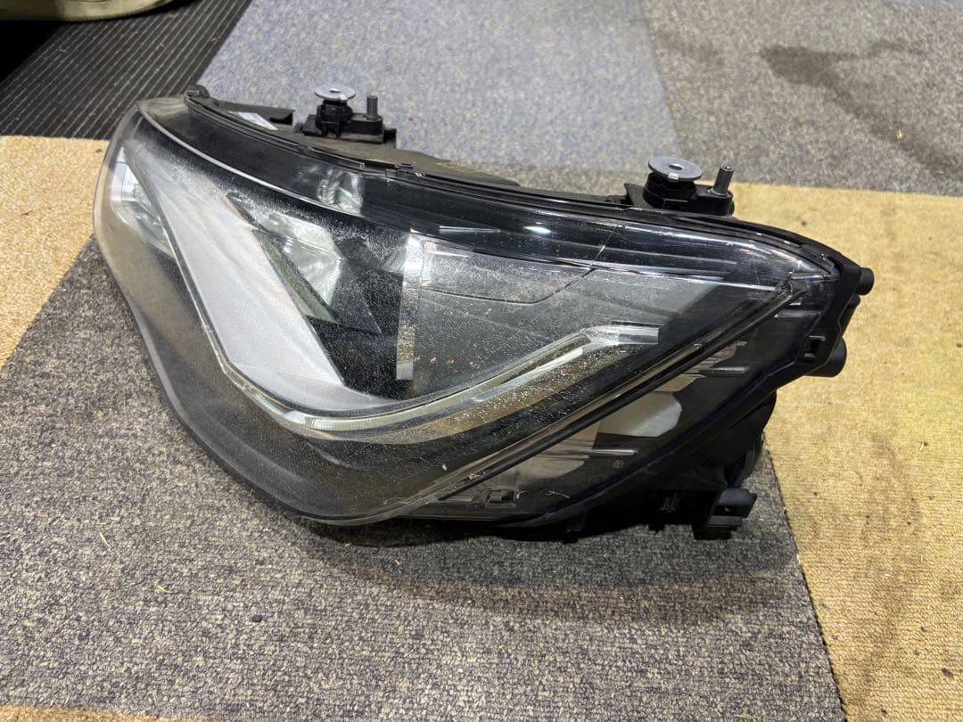 アウディA1 8XCAXヘッドライト - メルカリ