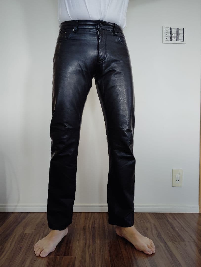 黒レザー スリムフィットパンツ