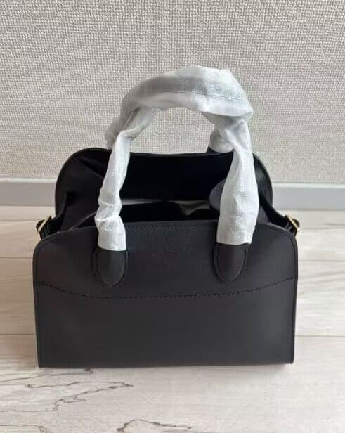 THE ROW クラシック ブラック レザーハンドバッグンドバッグ Medium Ingrid Bag Black – The Row