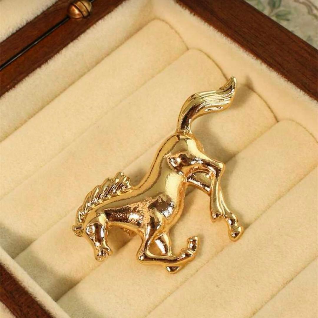 馬 ブローチ ゴールド メタル ランニングホース 乗馬 馬術 競馬 干支