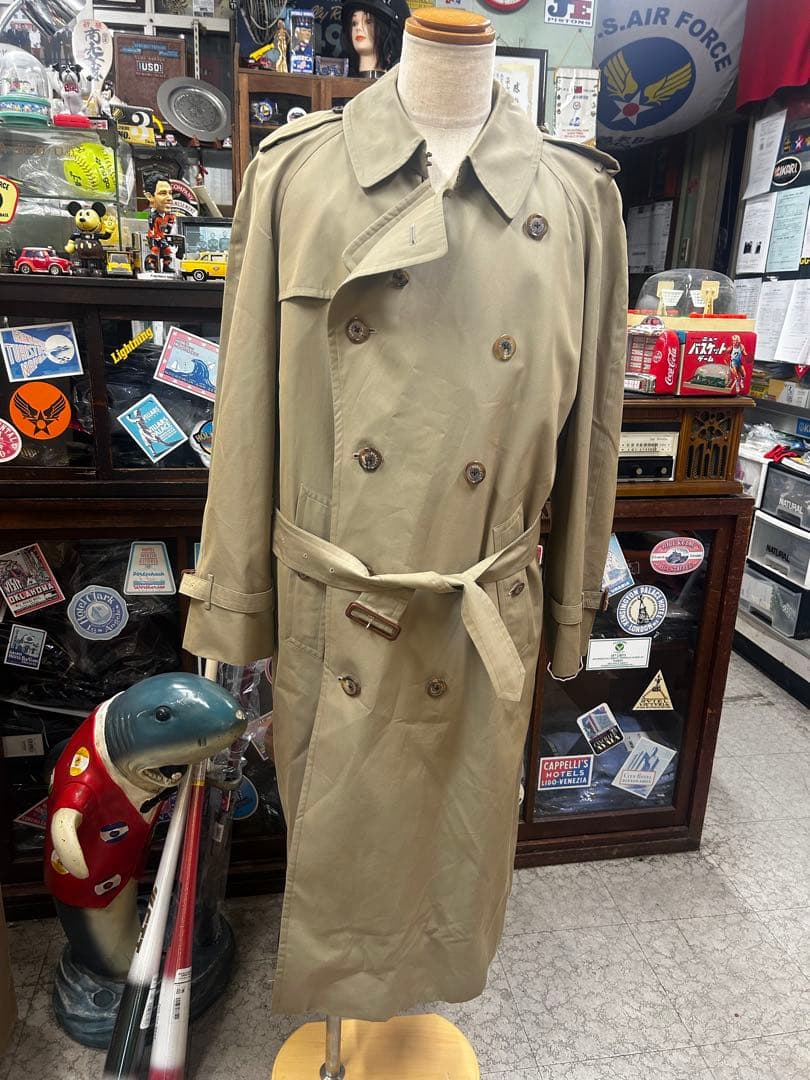 バーバリー　ベージュ トレンチコート ダブルブレスト ミッドレングス ケンジントン ヘリテージ トレンチコート (ハニー